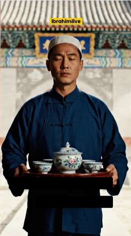 一个人在安静地为他人提供无私帮助，散发着平和与光芒