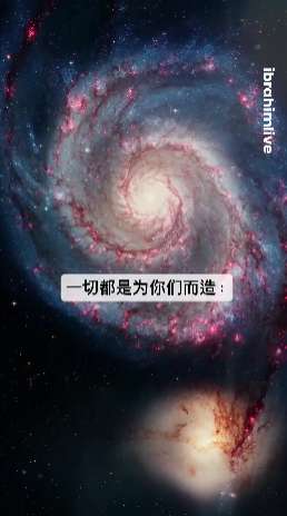 一个人站在壮丽的自然景观下感悟宇宙万物的恩典