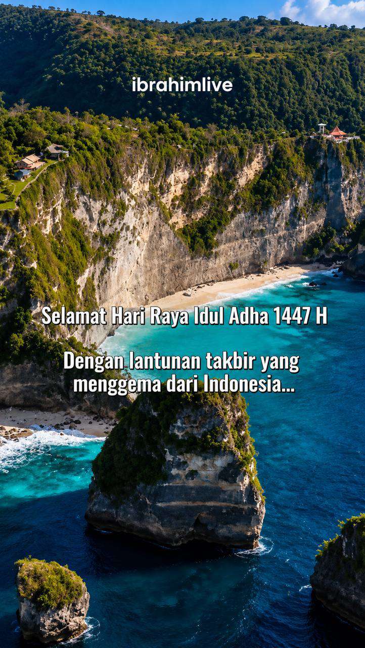 Suasana takbiran Idul Adha 1447 H dengan latar belakang jemaah berdoa khusyuk.