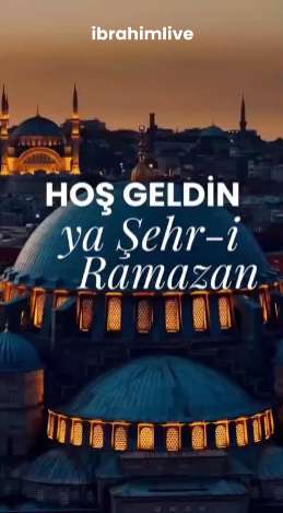 Bereketli bir iftar sofrasında dua eden ve huzur bulan insanlar.